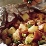 Pečené zemiaky s cibuľou a klobásou